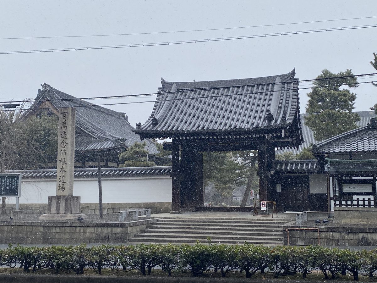 Kyoto temple in snow — photographed by Ken